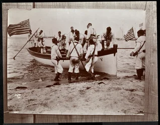 Kopie eines früheren Fotos der Marine-Reserven mit einer Gruppe von Matrosen in einem Ruderboot, Fishers Island, New York, 1891